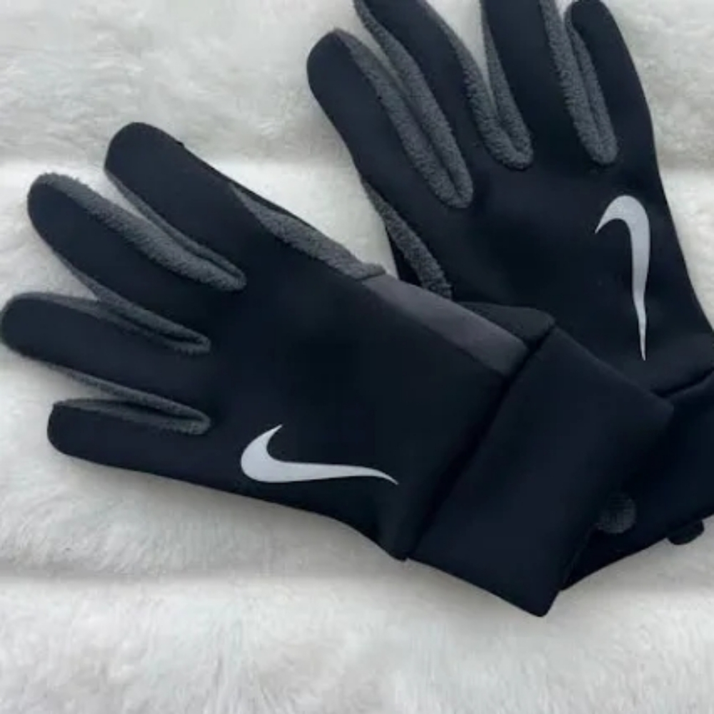 Nike Women's Black and Gray Sports Gloves